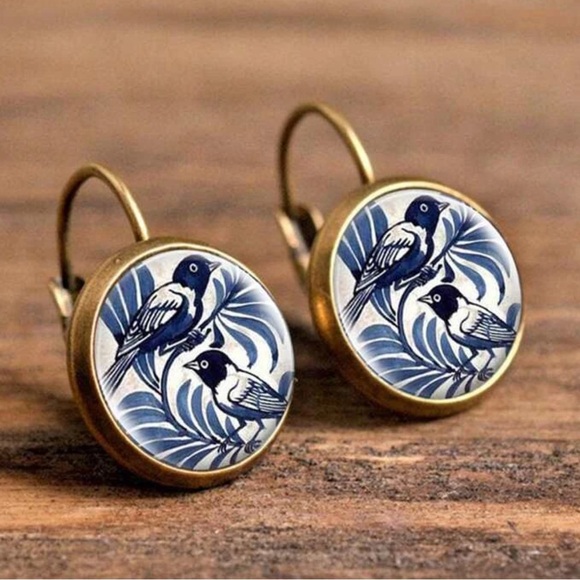 Boutique Jewelry - NEW| Beautiful Round Vintage Blue Bird Retro Floral Earrings